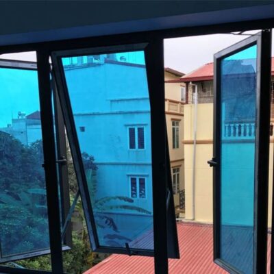 Cửa nhôm Xingfa 1 cánh mở quay kính xanh đen