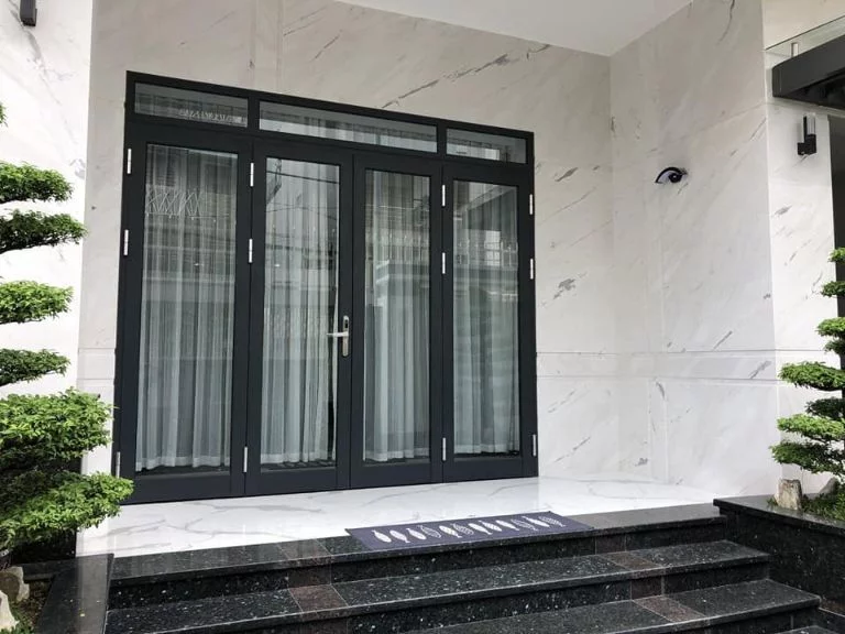 so sánh giá bán cửa nhôm Việt Pháp và cửa nhôm Xingfa